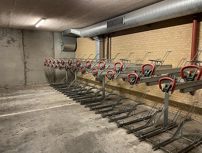 20 m Cykel parkering i 2 etager, til samlet 108 cykler. (Knebel)