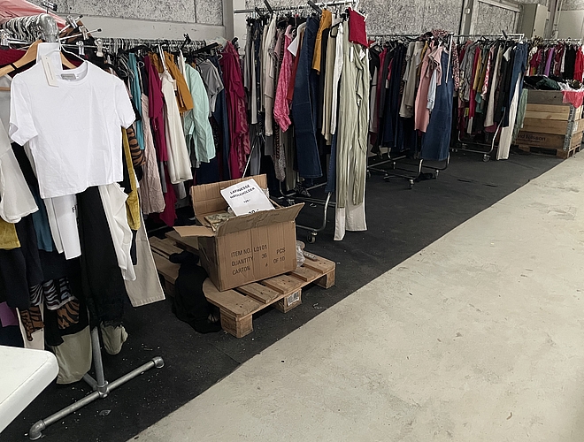 Parti: 825 dele dametøj fra ophørt tøjbutik (Fredericia)